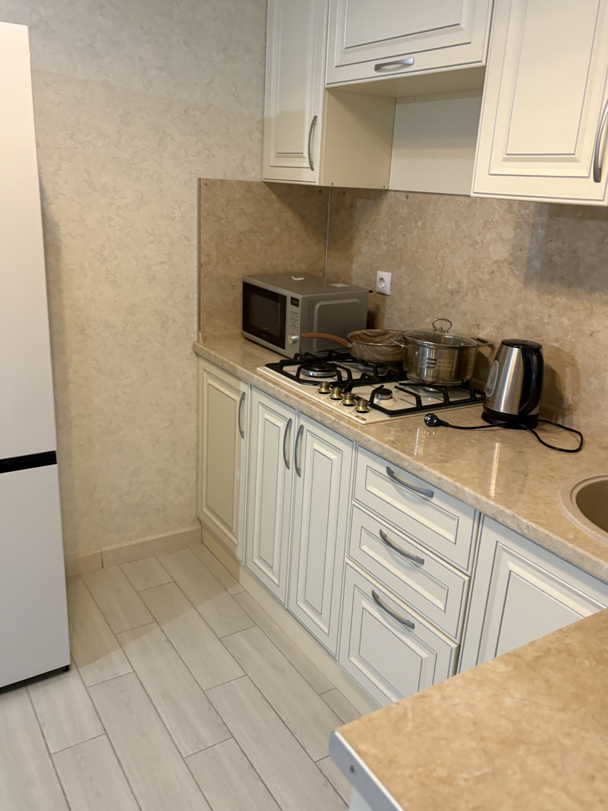 Стильная 2-комнатная квартира у моря в Махачкале.